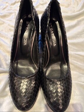 STRATEGIA Black Scaled Leather Pumps - Women in 37.5